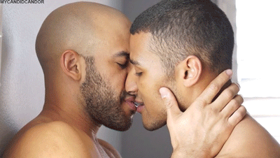 Embrasser Gay