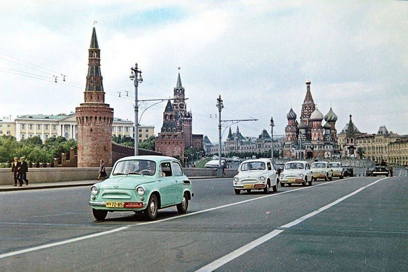 ZAZ cars (”Zaporozhets”) on Moskvoretsky Bridge in Moscow (early 1960s).