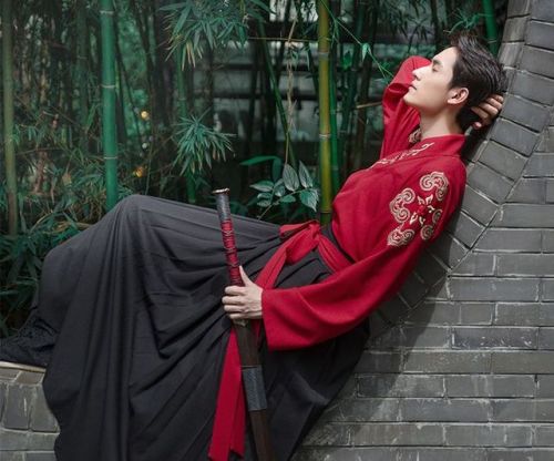 ziseviolet:Traditional Chinese Hanfu.