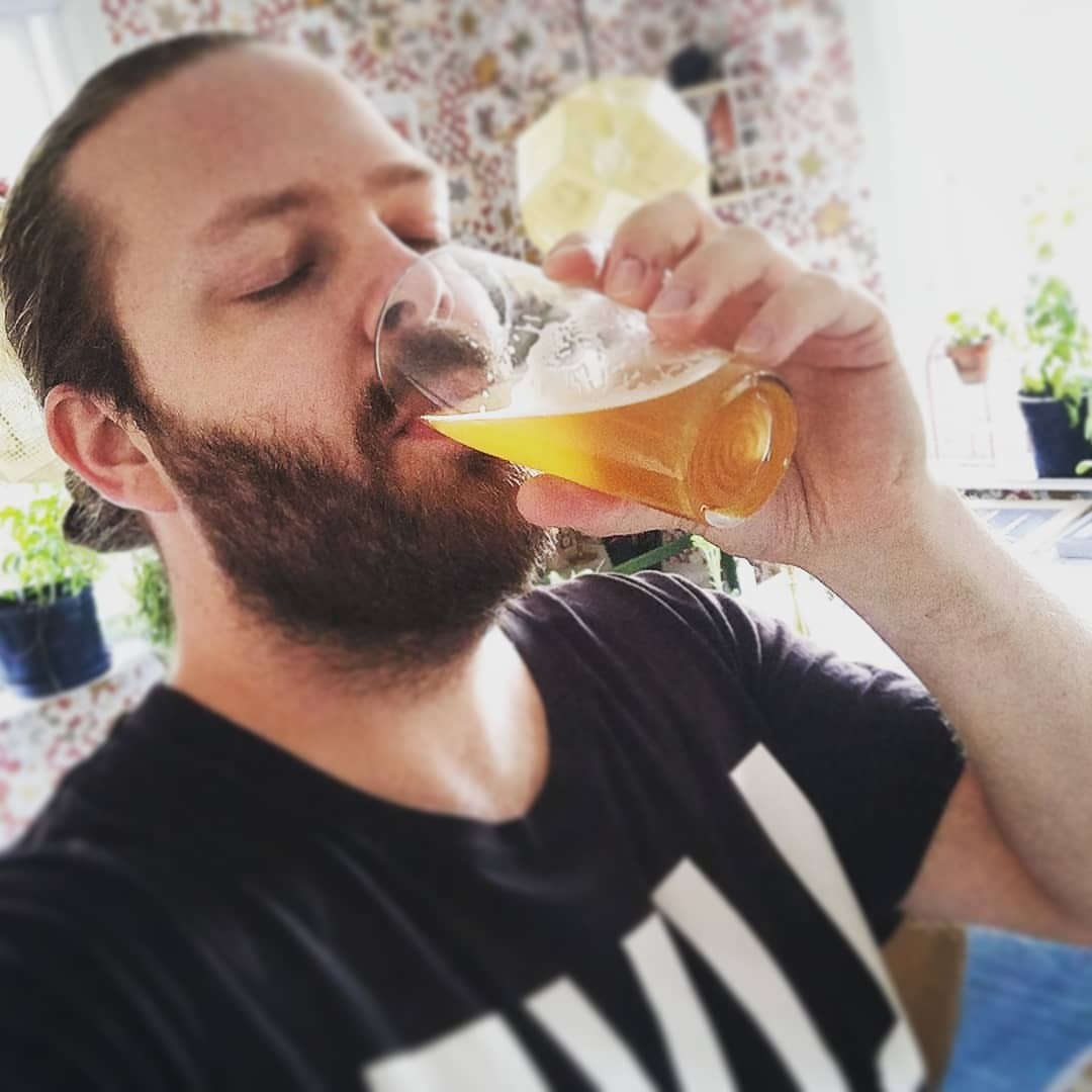 Avnjuter senaste brygden - en pils med amerikansk humle 🍻
Purfärsk nu, några veckor till på fat och den kommer bli strålande!
#hembryggning #homebrew #jaktenpåbästalagern
https://www.instagram.com/p/Bxkqw-NCeau/?igshid=qytwe00u4s6q