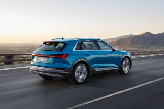 Imagem traseira do novo Audi e-Tron na cor azul