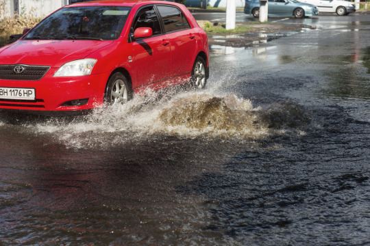 carro poca trecho alagado shutterstock aquaplanagem