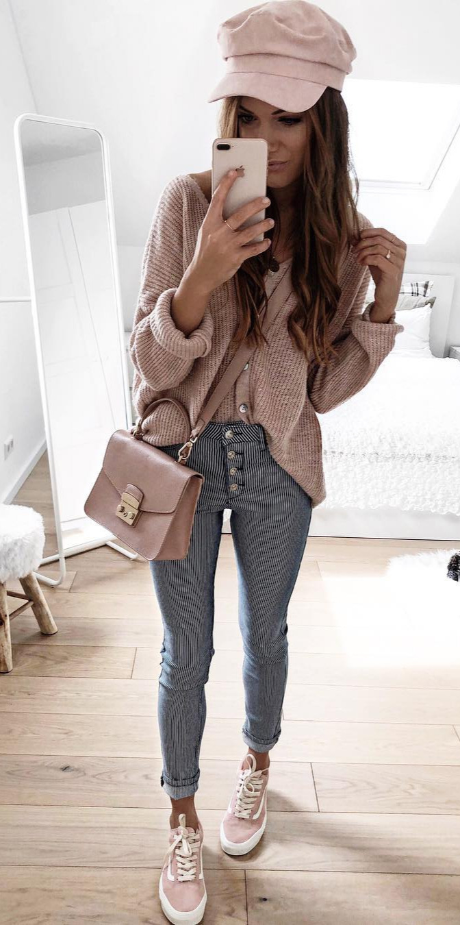 fashion today, outfit definition, #Girl, #Best Guten Morgen ihr Lieben so ich hoffe ich konnte euch gestern in meiner Story gut erklwie ich meine Spiegelselfies so hell bearbeite Das A und O ist trotzdem immer noch, dass der Raum hell ist. Ich mache meine Fotos immer bei Tageslicht. Im Herbst/Winter mache ich die Bilder immer schon am Wochenende und im Sommer darf es auch dann mal vor der Arbeit sein, wenn die Lichtverhmitspielen Mein Outfit ist komplett markiert und die Hose findet man bei hm unter High Ankle JeansHabt einen tollen Wochenstart , ootd , outfit , outfitinspiration , outfitinspo , stripes , rosa , bakerboy , bakerboyhat , monday , mondaymotivation 