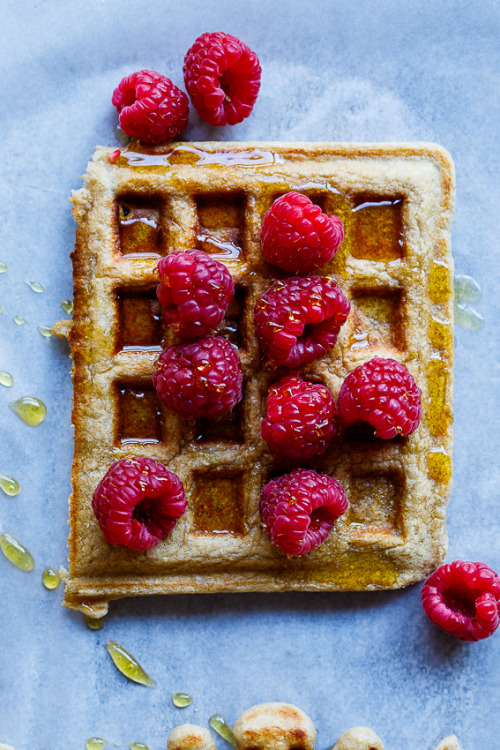 sweetoothgirl:easy healthy banana oat waffles