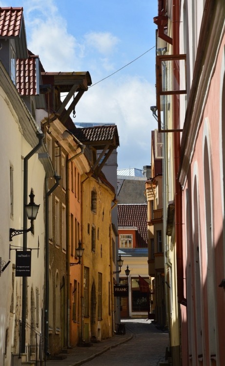 milkywayrollercoaster:Old TownTallinnphotos cjmn