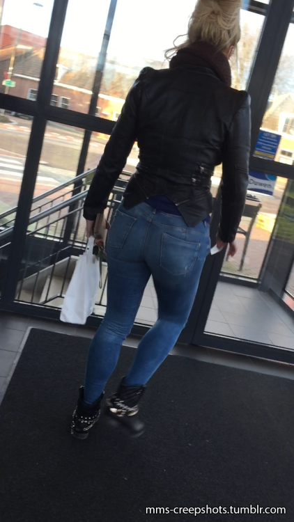 mms-creepshots:Nice sexy ass in skinny jeans <3