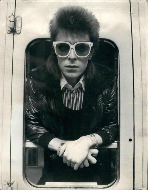 majortomzin:David Bowie ParisVictoria Station1973