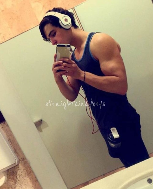 straightkinkyboys:Alberto / 21 años / CDMX — (Primera parte)Él...