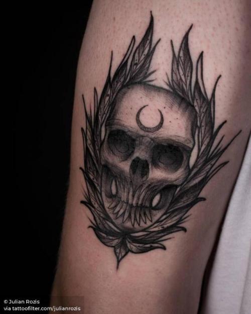 By Julian Rozis, done at Meatshop Tattoo, Barcelona.... skull;anatomy;julianrozis;human skull;tricep;facebook;blackwork;twitter;medium size;illustrative