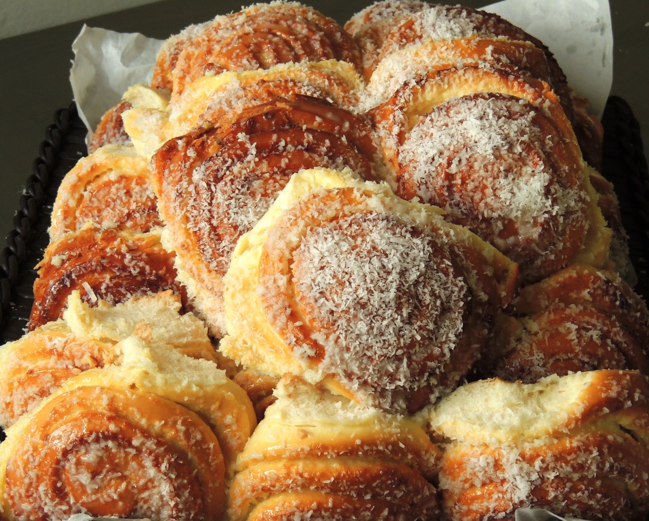 Polos Pães And Doces Rosca Húngara Coberta Com Leite Condensado E Coco 5941