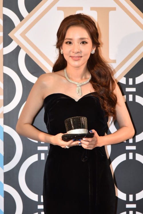 2NE1 Dara YG Family Judith Leiber Thailand