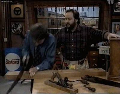 Son père adoptif essaie de lui apprendre la charpenterie. His adoptive father tries to teach him carpentry.