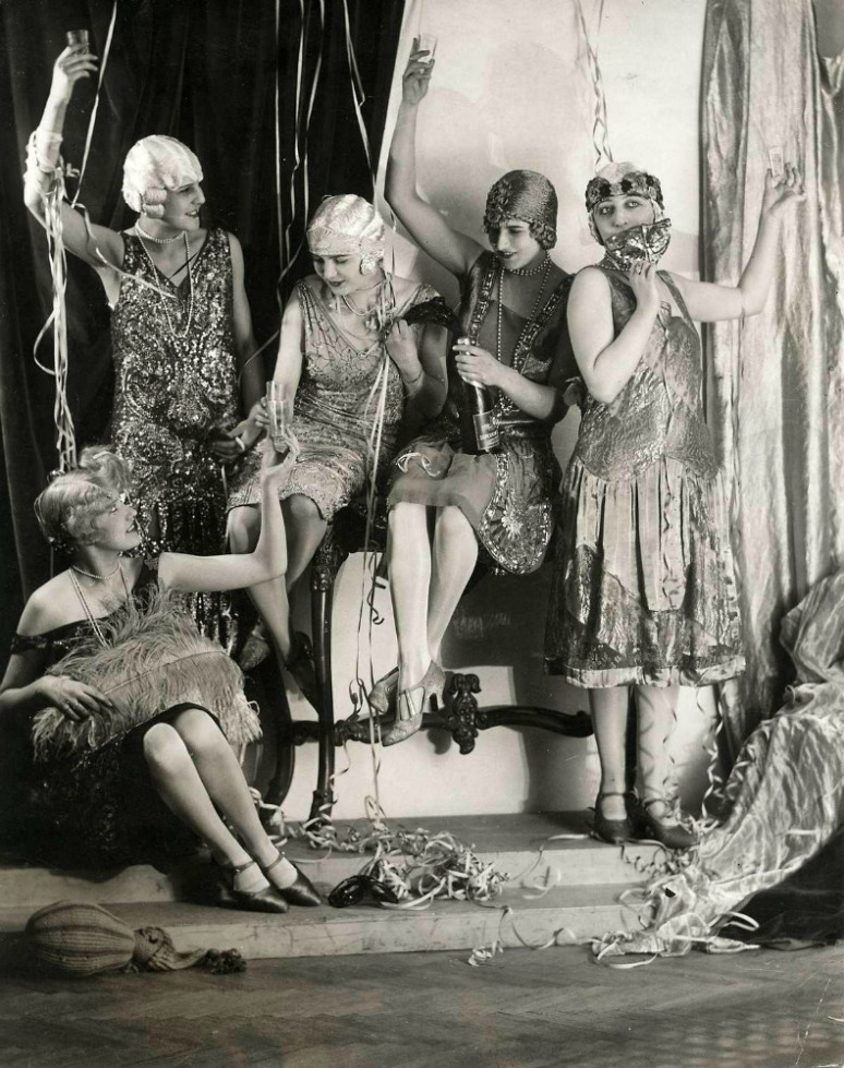 fawnvelveteen:
“  Party girls, 1928
”