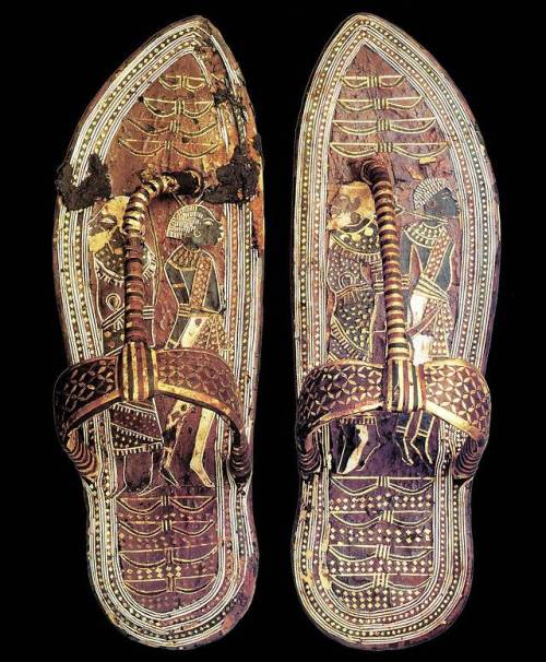 grandegyptianmuseum:King Tutankhamun’s sandals (gold and...