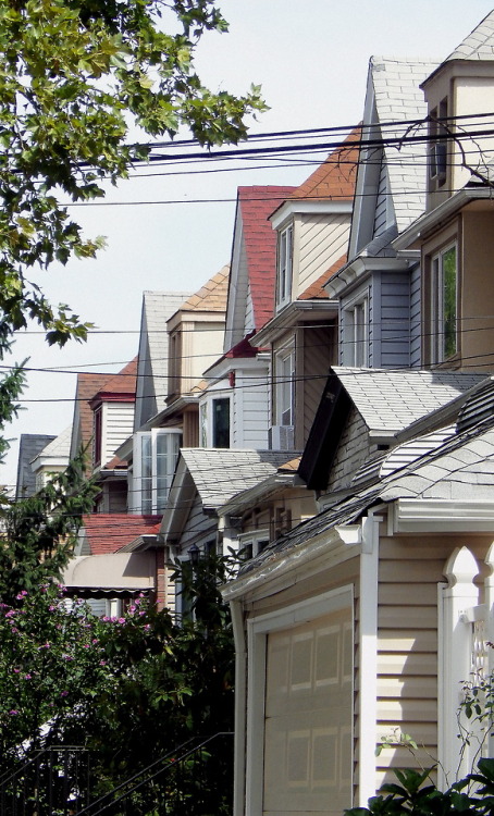 wanderingnewyork:Houses in Glendale, Queens.