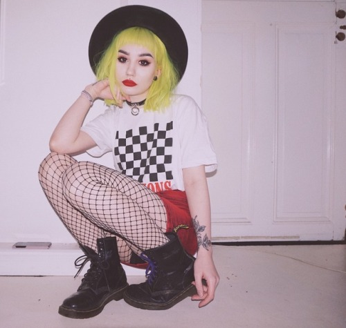 me fake teeth faketeeth petals and peacocks doc martens drmartens fishnet socks fishnets red yellow hair grunge grunge outfit witch hat