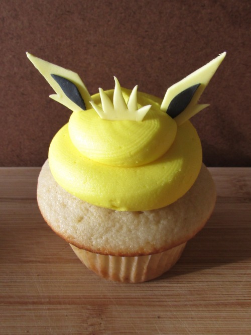 captnmcd:Eevee Cupcakes! buttercream swirl with fondant...