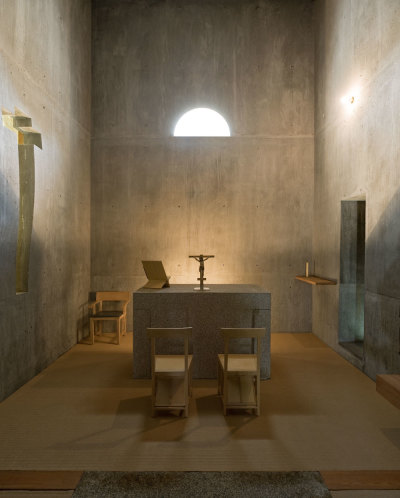 subtilitas:<br /><br />Alvaro Siza - Chapel in St. Ovídio Farm, Lousada 2002. Via, photos © Fernando Guerra. 