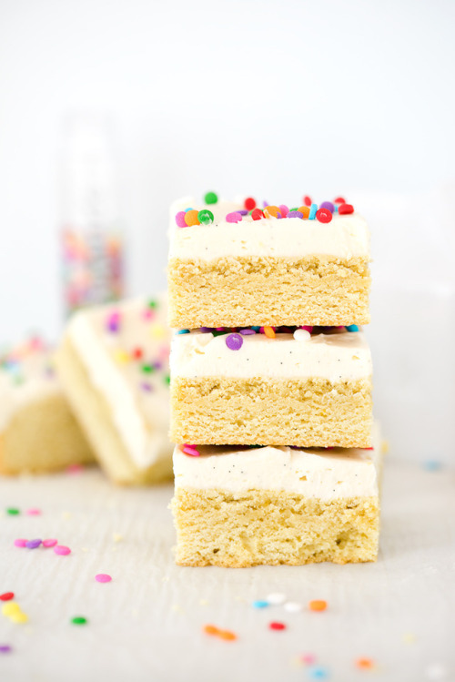 sweetoothgirl:VANILLA BEAN BUTTERCREAM FROSTED SUGAR COOKIE...