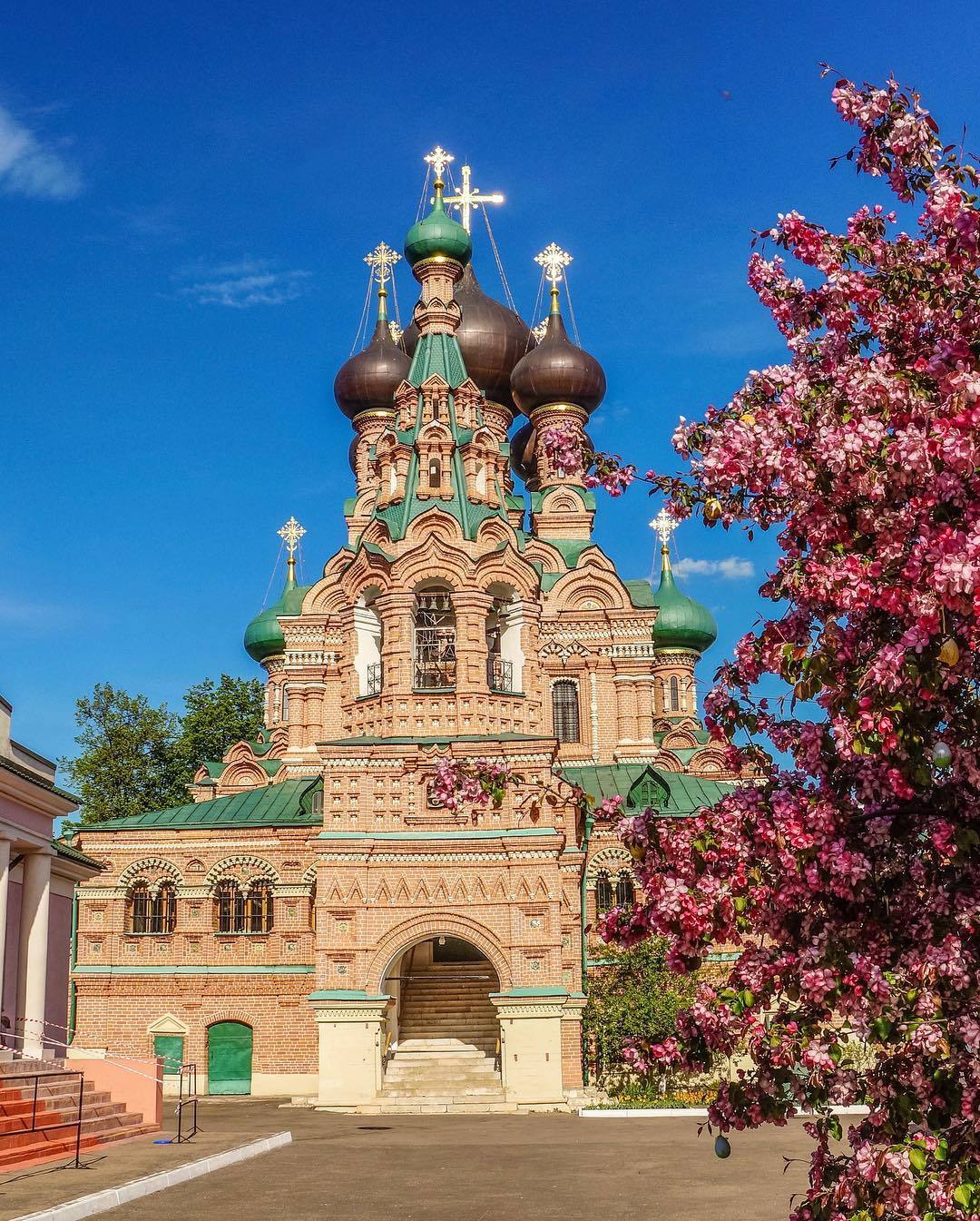 Храм живоначальной троицы в останкино. Троицкая Церковь в Останкино. Церковь Троицы в Останкине в Москве. Храм Троицы Животворящей Москва.