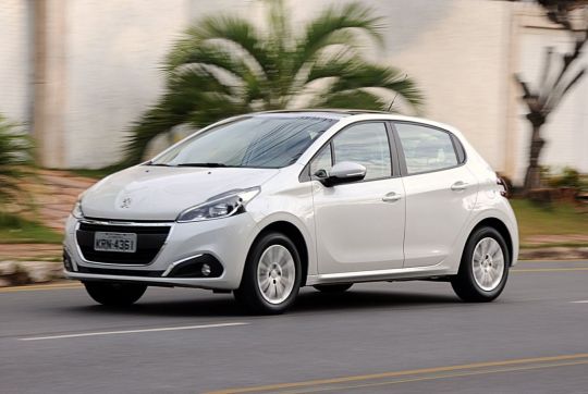 208 Active 1.2 visto de frente: carro mais econômico da Peugeot no Brasil