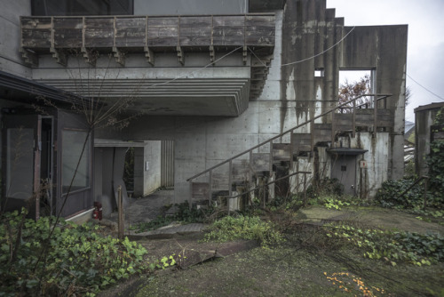 elugraphy:Abandoned restaurant.