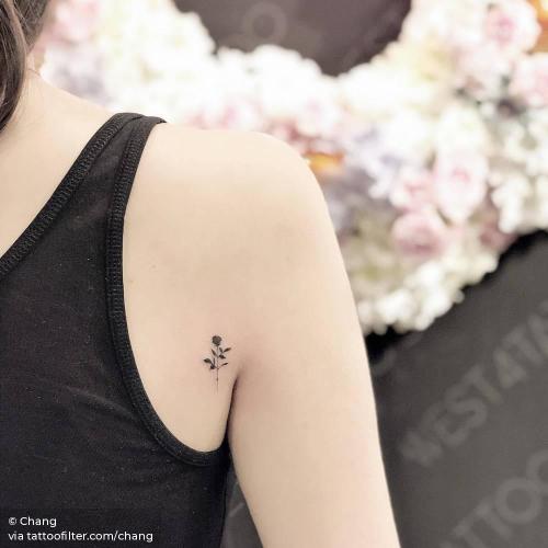 By Chang, done in Manhattan. http://ttoo.co/p/34363 chang;facebook;flower;minimalist;nature;rose;shoulder blade;small;twitter