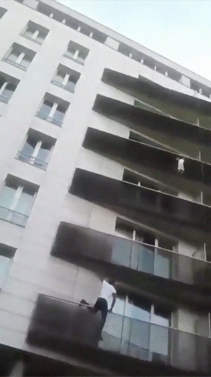 sixpenceee:Mamoudou Gassama, 22, climbs 4 storeys with his...