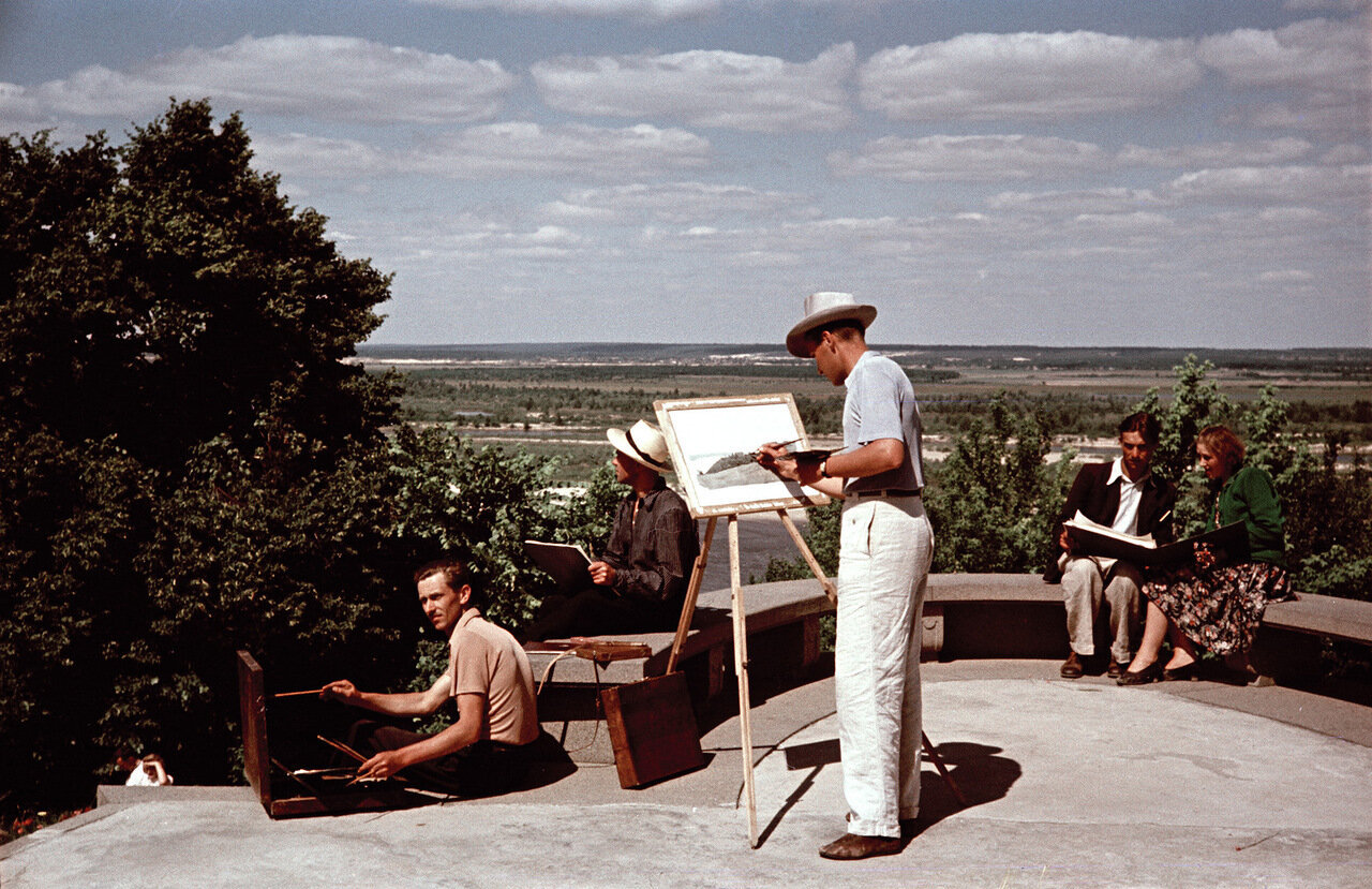 Students of Kiev Art Institute en plein air. Photo by Semyon Fridlyand (1950s)