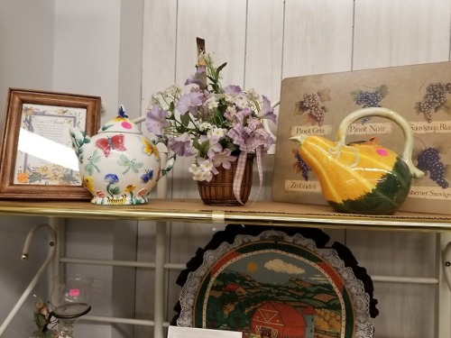 shiftythrifting:I bring you teapots.Like the gourd, but I...