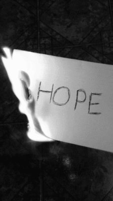 Quand les médecins ne lui donnent pas beaucoup d’espoir, When the doctors don’t give her much hope,