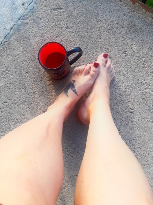 12th-angel:Red toes and coffee…Happy Friday!