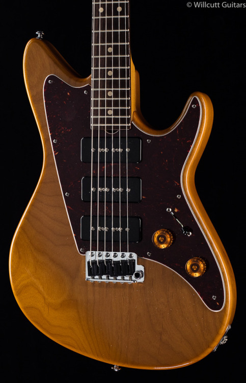 glorifiedguitars:Grosh ElectraJet Natural 3 P90s[Source:...