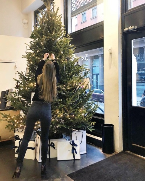 Monday Bum-Day, tree decorating edition.Stop by the atelier for...