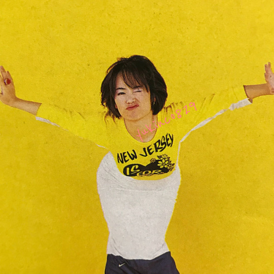 黄色いシャツを着たYUKI