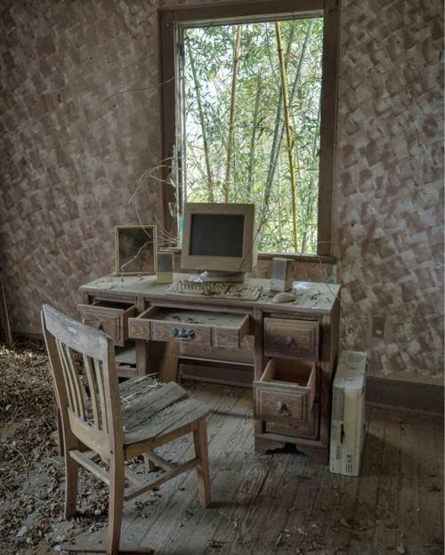 abandonedandurbex:Grandma’s old Apple computer [820 × 1024].