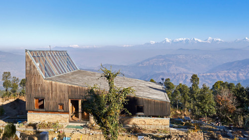 jeroenapers:Een houten huis in de Himalaya’s naar ontwerp van...