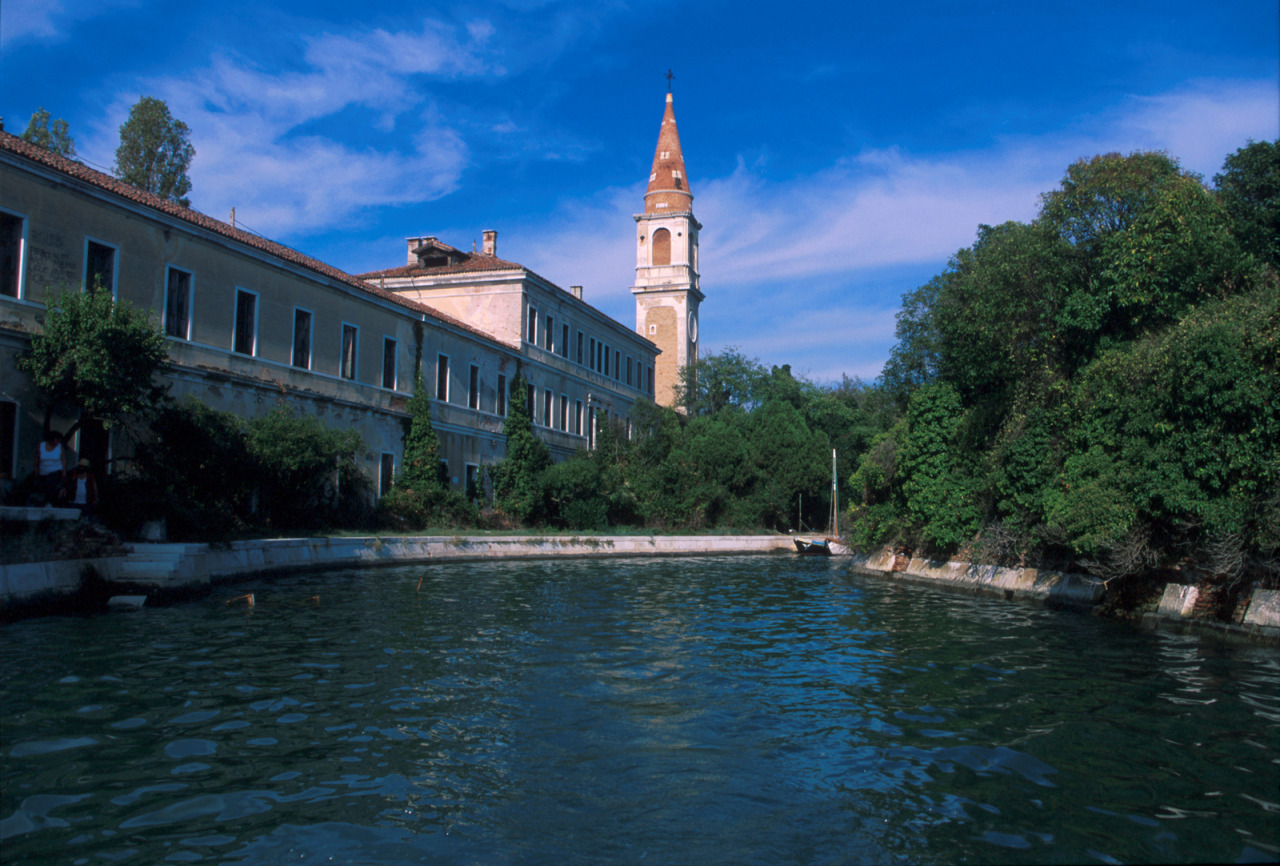 poveglia-island-located-in-italy-near-venice-things-that-go-bump