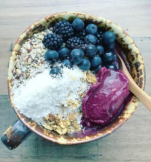 aleven11:Dreamy Acai bowl ✨ RECIPE IS 2 frozen bananas 1 pink...