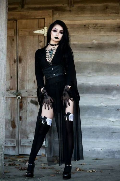 alt-amores:Theblackmetalbarbie