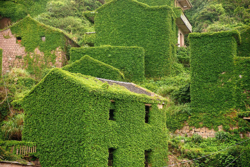 archatlas:Abandoned Chinese Fishing Village Being Swallowed...