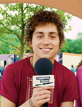 [Image: tumblr_pis6q6pu5U1xr15jxo1_400.gif]
