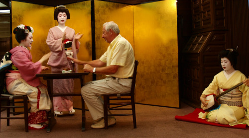 Ozashiki asobi: konpira fune fune
Maiko Yaemi, Geiko Kimitomo and Geiko Komomo playing the shamisen - Miyagawacho
Japan 25 (by Vincedovey)