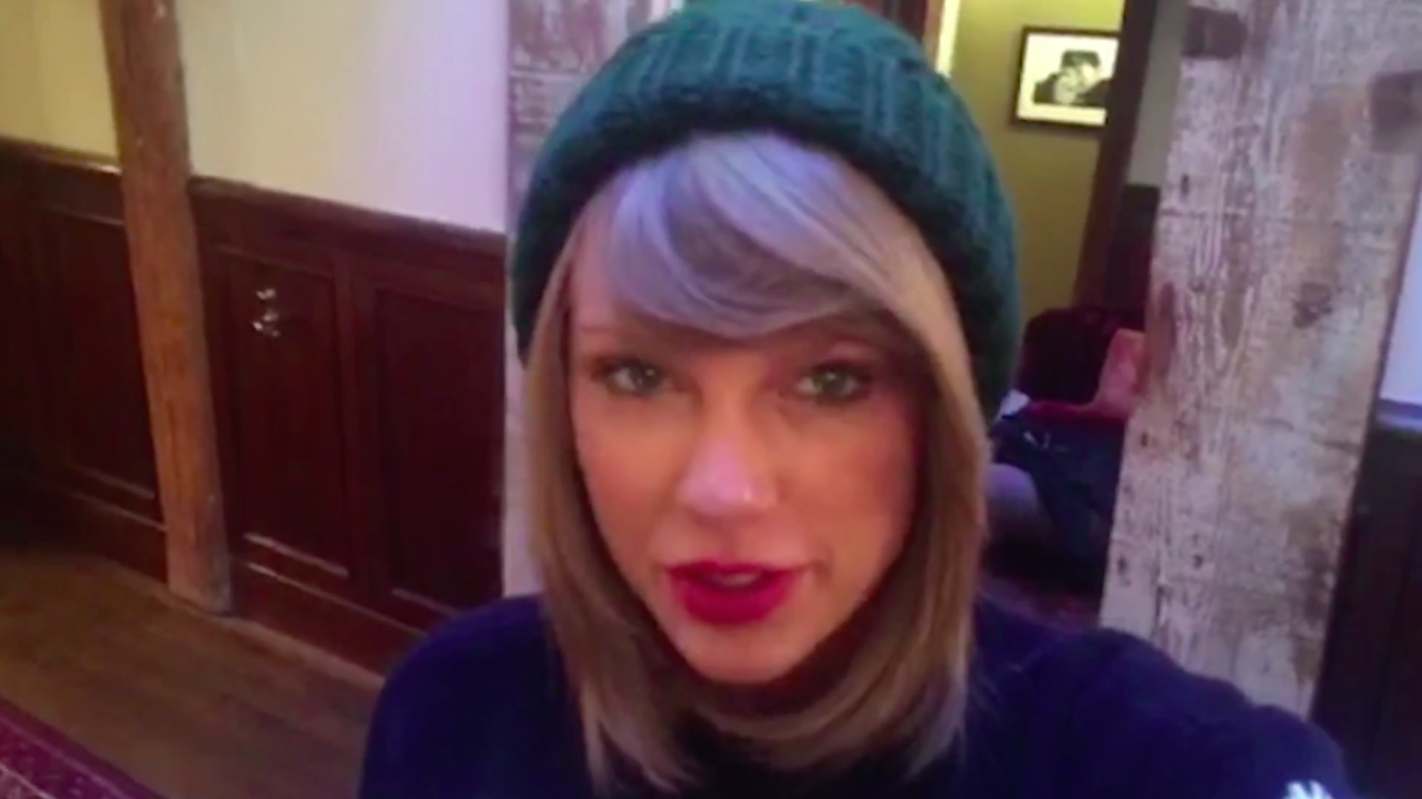 😋 Emoji Blog • ‘Swiftmas’ video goes viral with Taylor Swift...