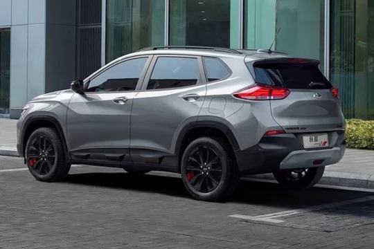 lateral chevrolet tracker 2020