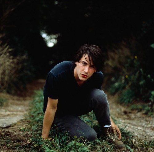 illechill:Keanu Reeves, some awkward 90s photoshoot