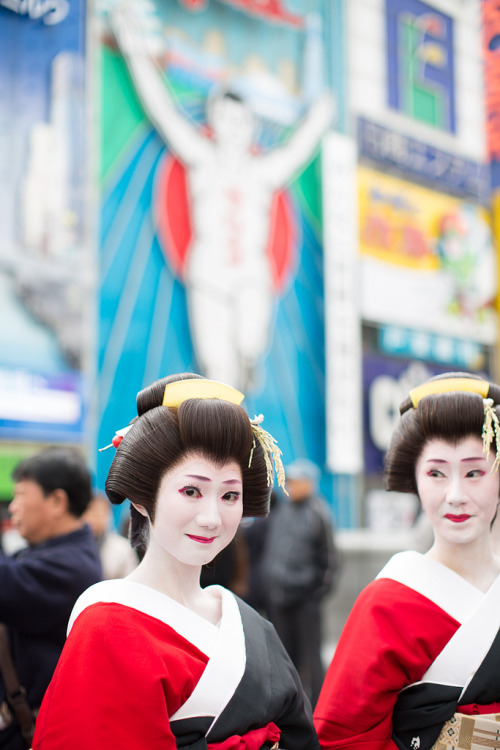 Obchody Nowego Roku - Osaka Geisha Geisha & Glico (por canoneos.jp)