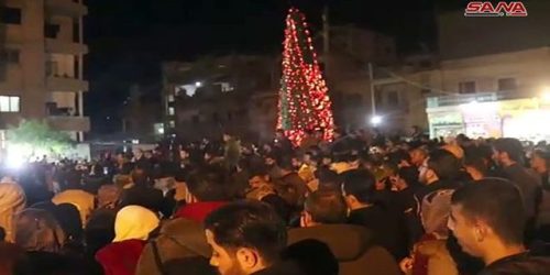 بالصور والفيديو .. إضاءة شجرة الميلاد في دير الزور بعد غياب...