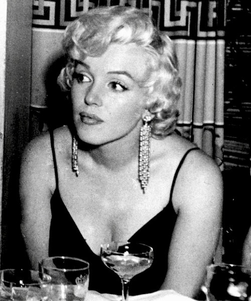 alwaysmarilynmonroe:Marilyn at the premiere of The Rose Tattoo...