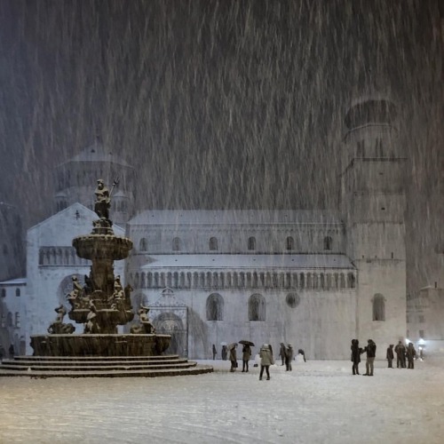 Trento! We walk under the snowfall!#snowwhite #trento...